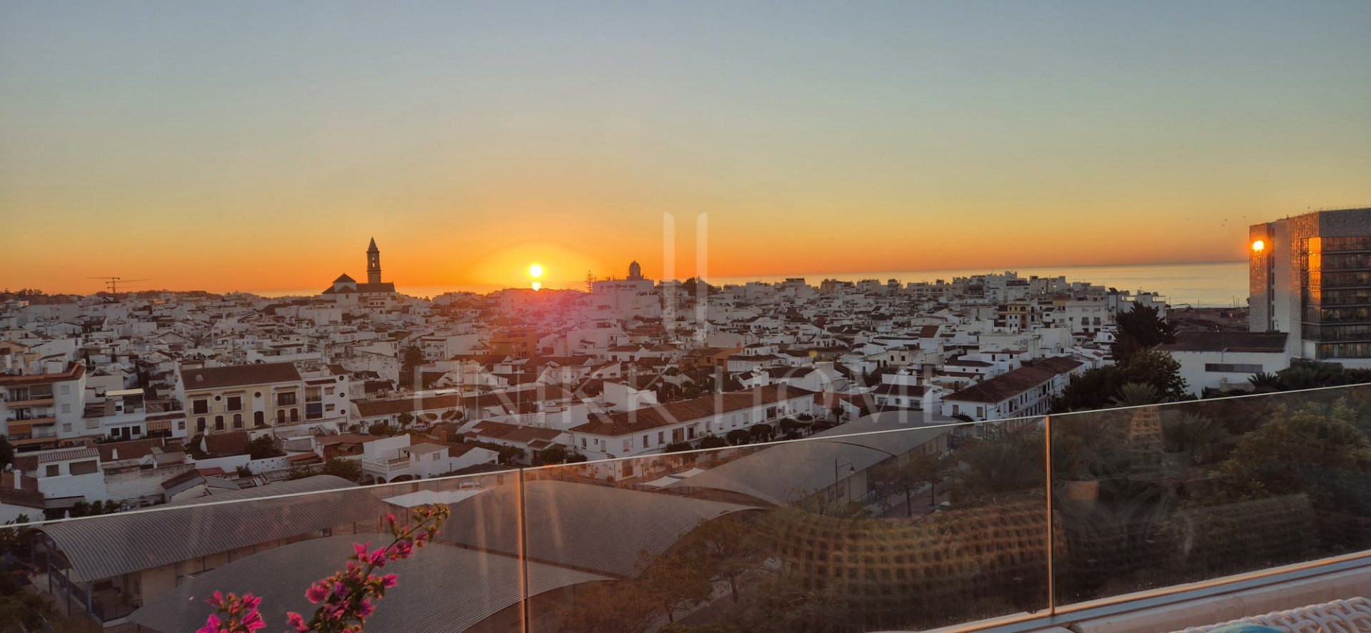 Modern 3-bedroom penthouse with spectacular terrace – sea views, light, and spaciousness in Estepona Center