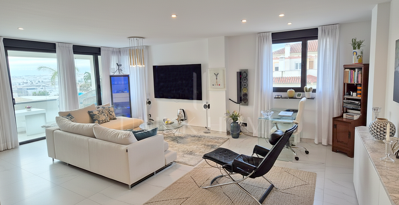 Modern 3-bedroom penthouse with spectacular terrace – sea views, light, and spaciousness in Estepona Center