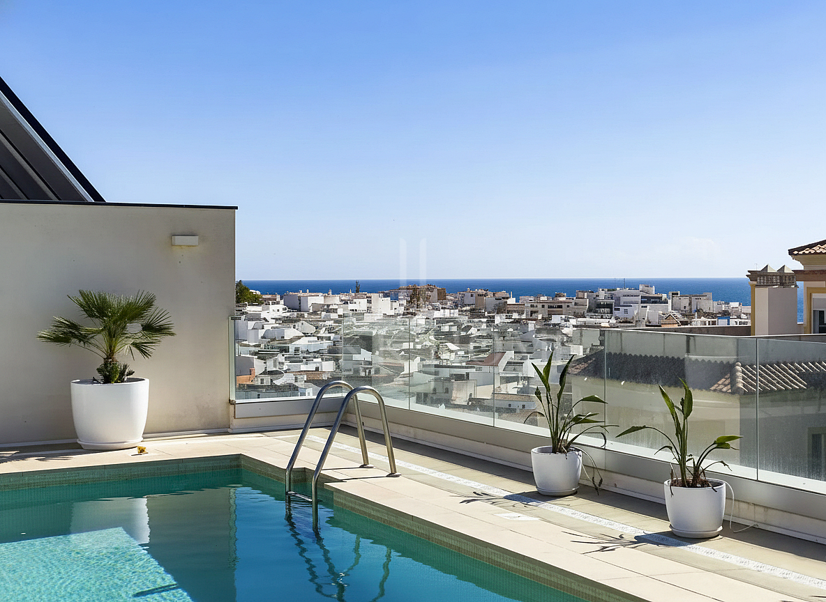 Moderno ático de 3 dormitorios con espectacular terraza – vistas al mar, luz y amplitud en el Centro de Estepona