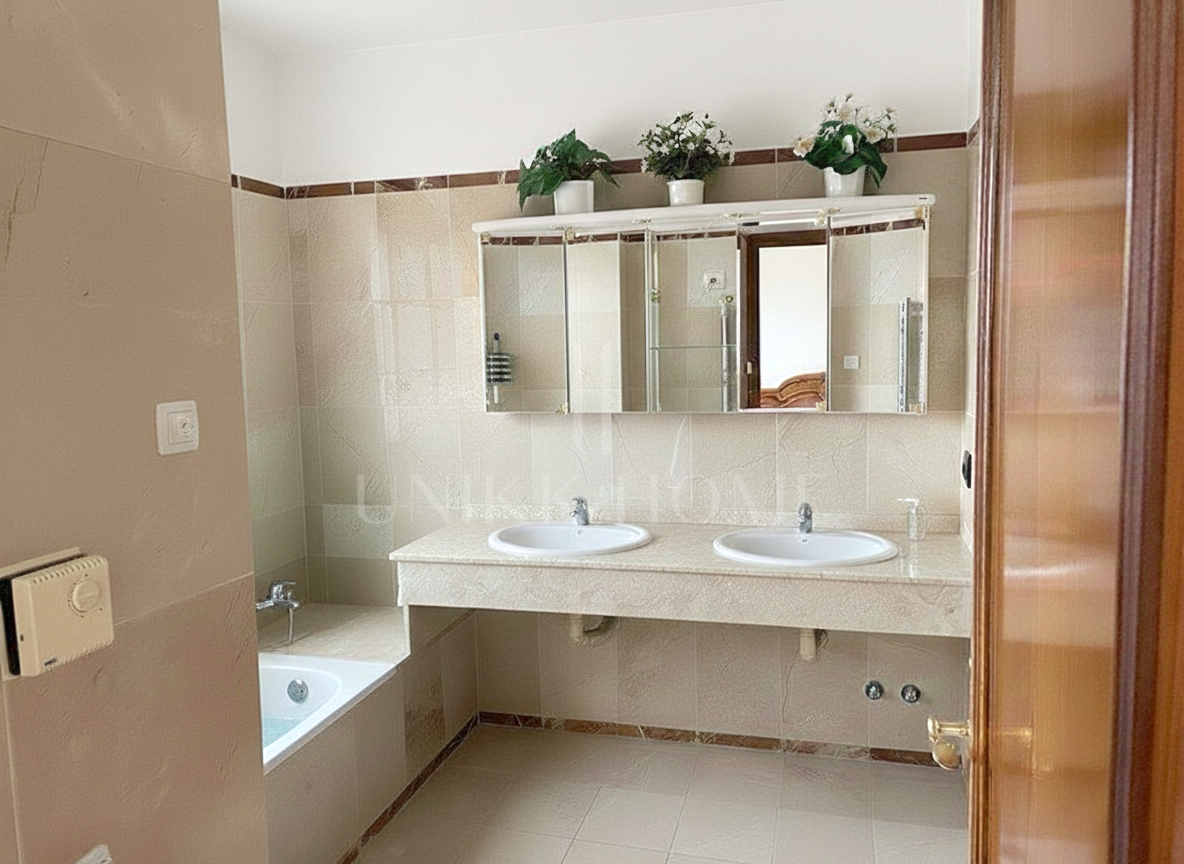 Individual Villa in Community Near Atalaya Golf, Estepona East