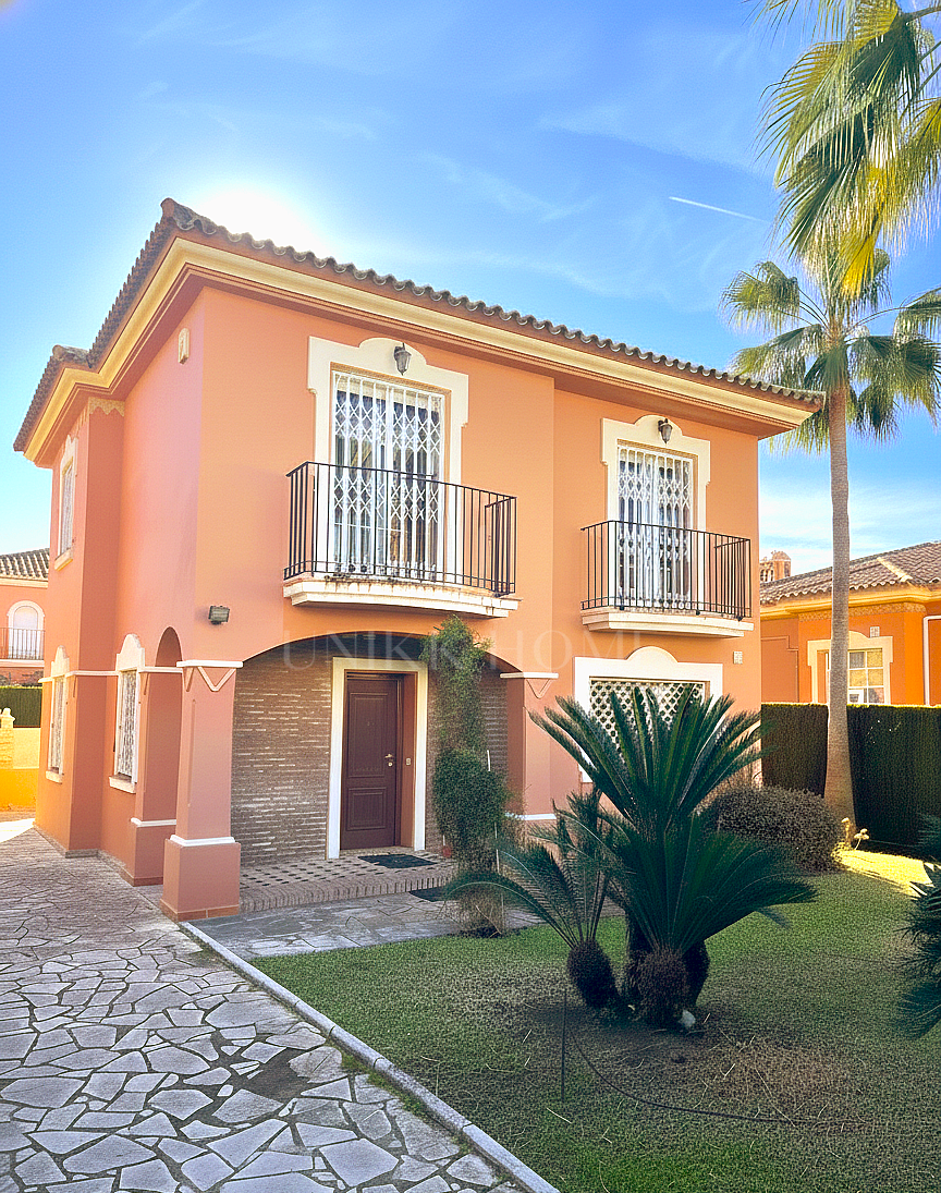 Individual Villa in Community Near Atalaya Golf, Estepona East