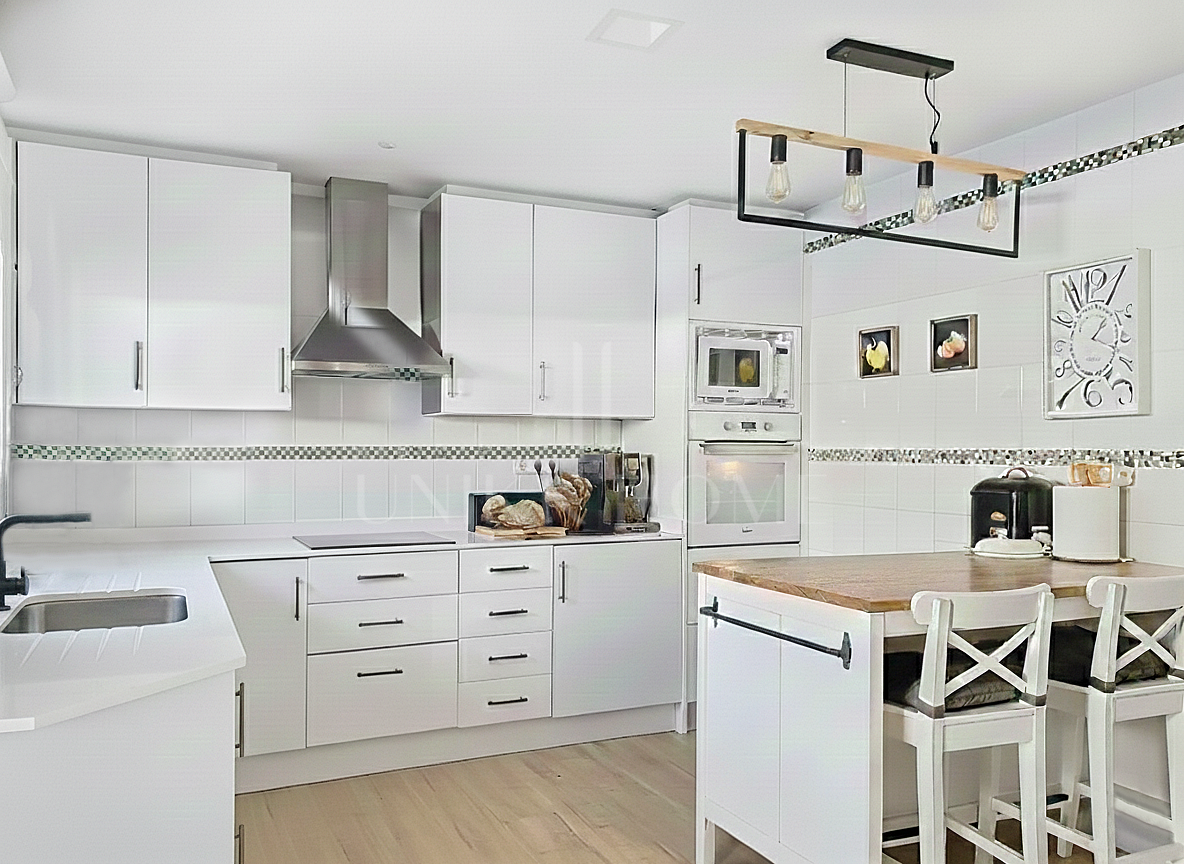 GRAN ADOSADO CON VISTAS AL GOLF Y AL MAR Y CON SÓTANO EXTRA - ESTEPONA GOLF