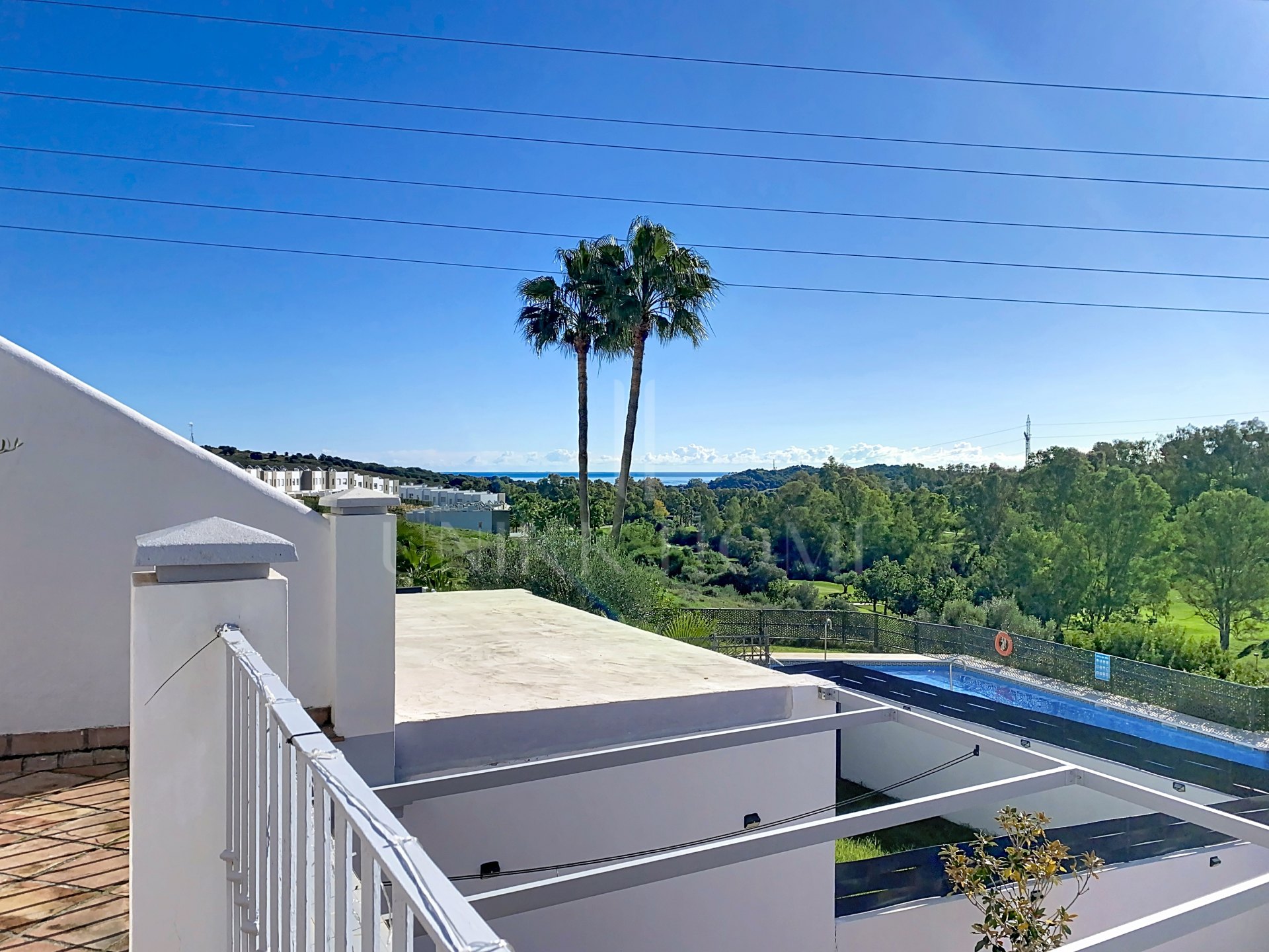GRAN ADOSADO CON VISTAS AL GOLF Y AL MAR Y CON SÓTANO EXTRA - ESTEPONA GOLF