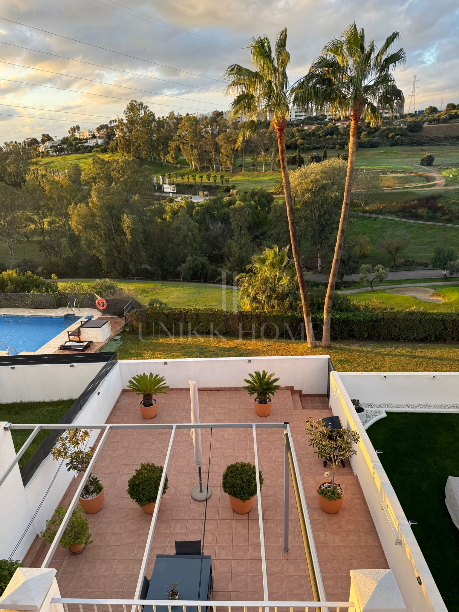 GRAN ADOSADO CON SÓTANO EXTRA EN ESTEPONA GOLF