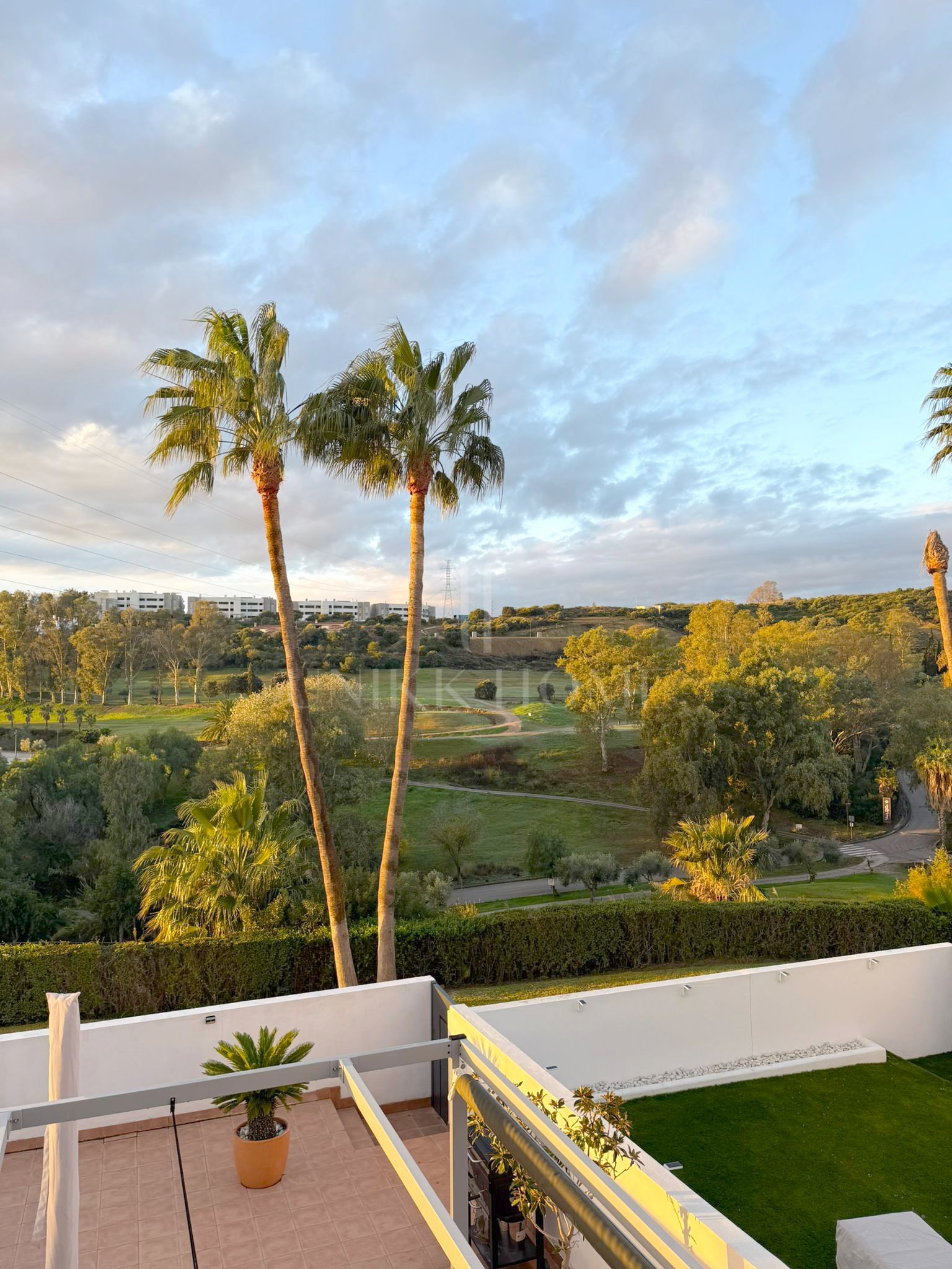 GRAN ADOSADO CON SÓTANO EXTRA EN ESTEPONA GOLF