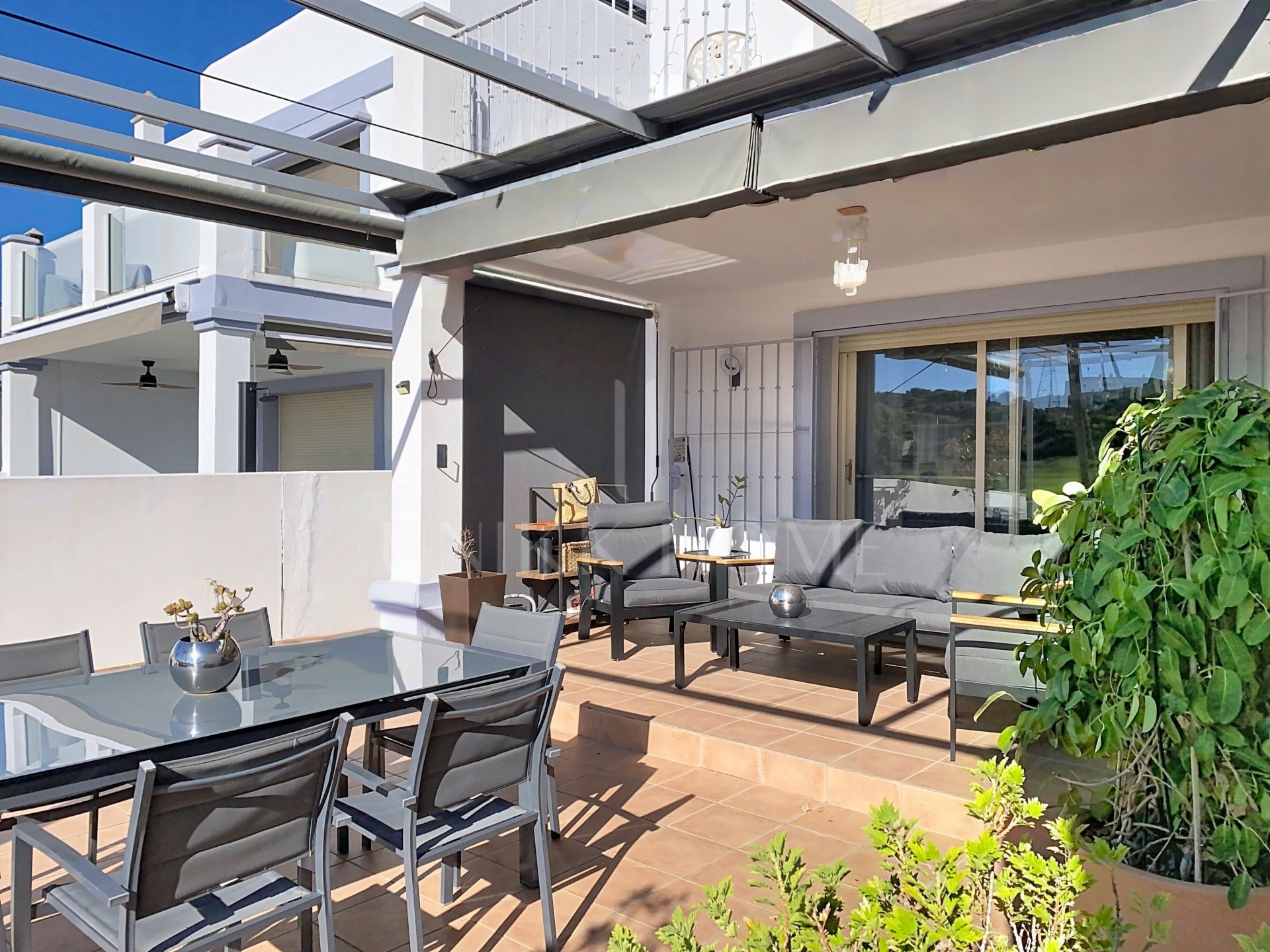 GRAN ADOSADO CON VISTAS AL GOLF Y AL MAR Y CON SÓTANO EXTRA - ESTEPONA GOLF