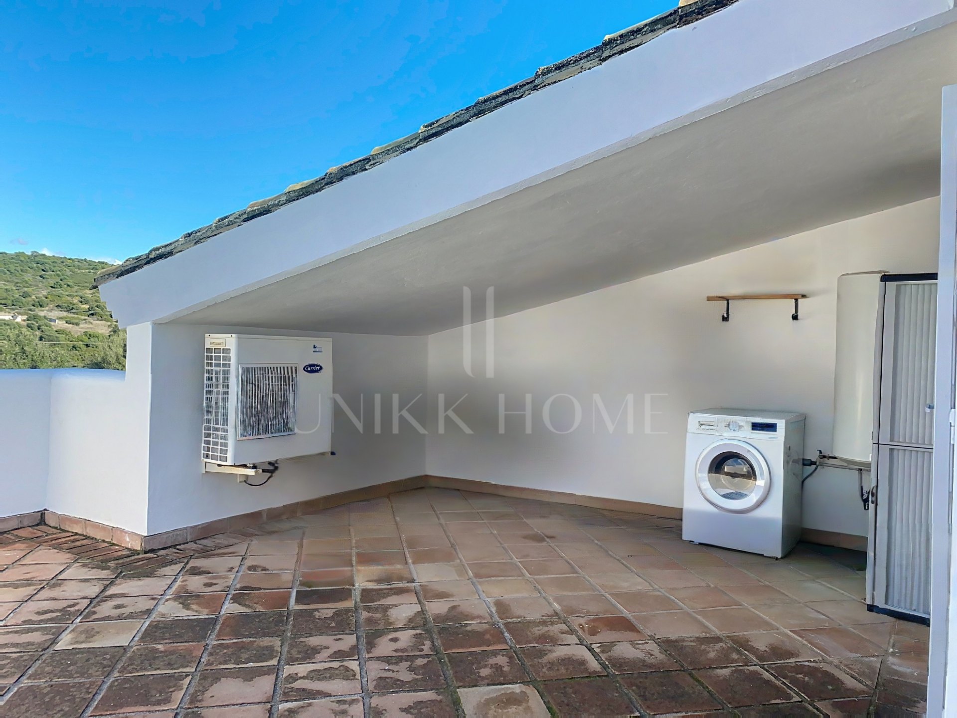 GRAN ADOSADO CON VISTAS AL GOLF Y AL MAR Y CON SÓTANO EXTRA - ESTEPONA GOLF