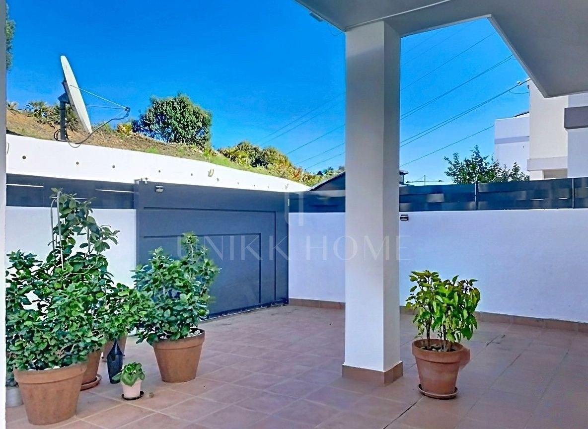 GRAN ADOSADO CON VISTAS AL GOLF Y AL MAR Y CON SÓTANO EXTRA - ESTEPONA GOLF