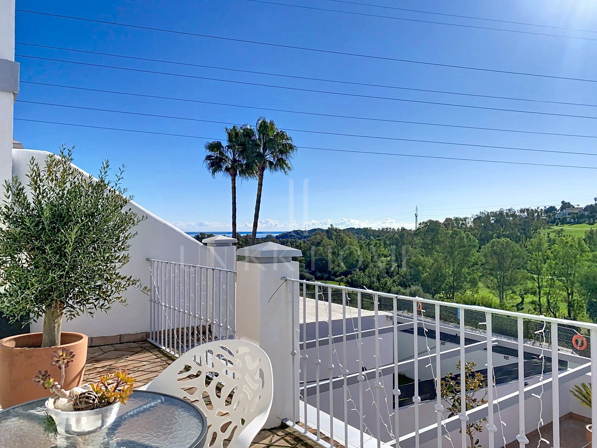 GRAN ADOSADO CON VISTAS AL GOLF Y AL MAR Y CON SÓTANO EXTRA - ESTEPONA GOLF