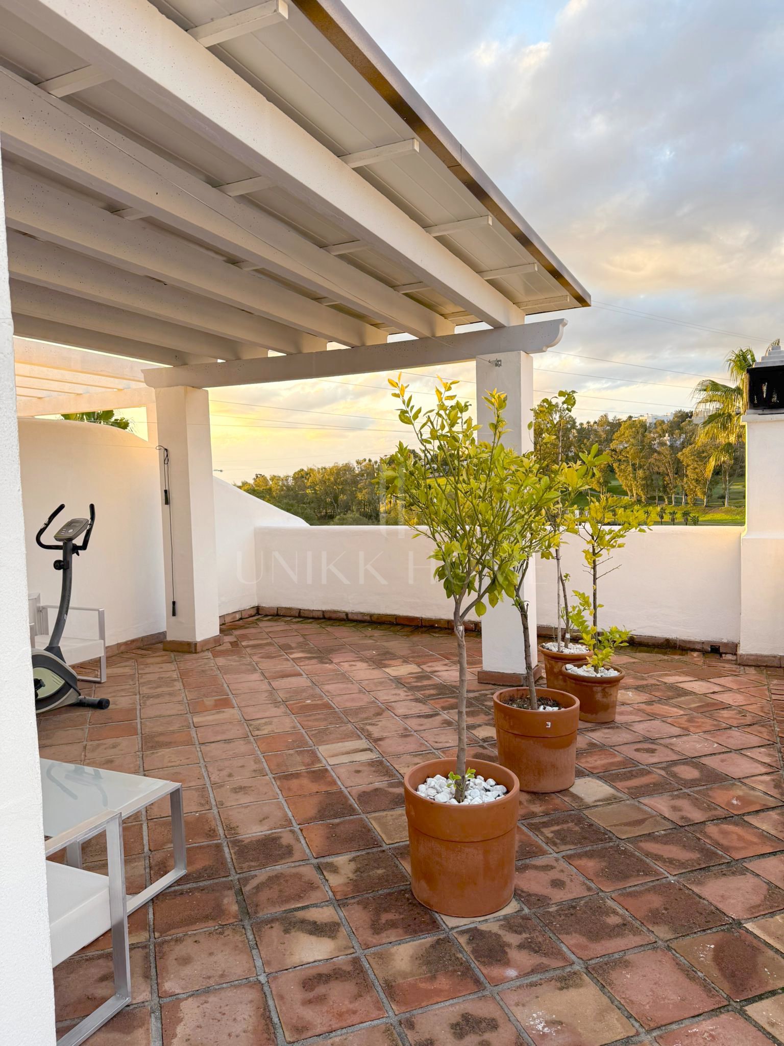 GRAN ADOSADO CON SÓTANO EXTRA EN ESTEPONA GOLF