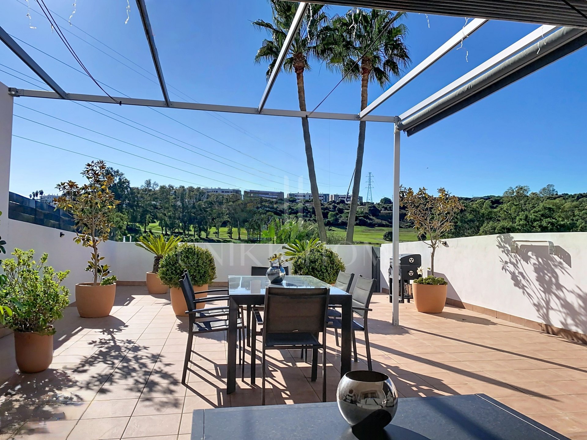 GRAN ADOSADO CON VISTAS AL GOLF Y AL MAR Y CON SÓTANO EXTRA - ESTEPONA GOLF