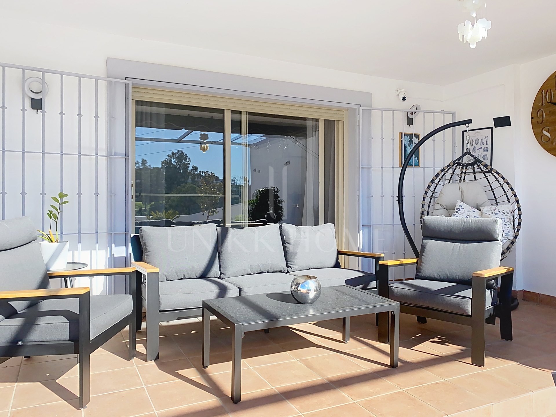 GRAN ADOSADO CON VISTAS AL GOLF Y AL MAR Y CON SÓTANO EXTRA - ESTEPONA GOLF