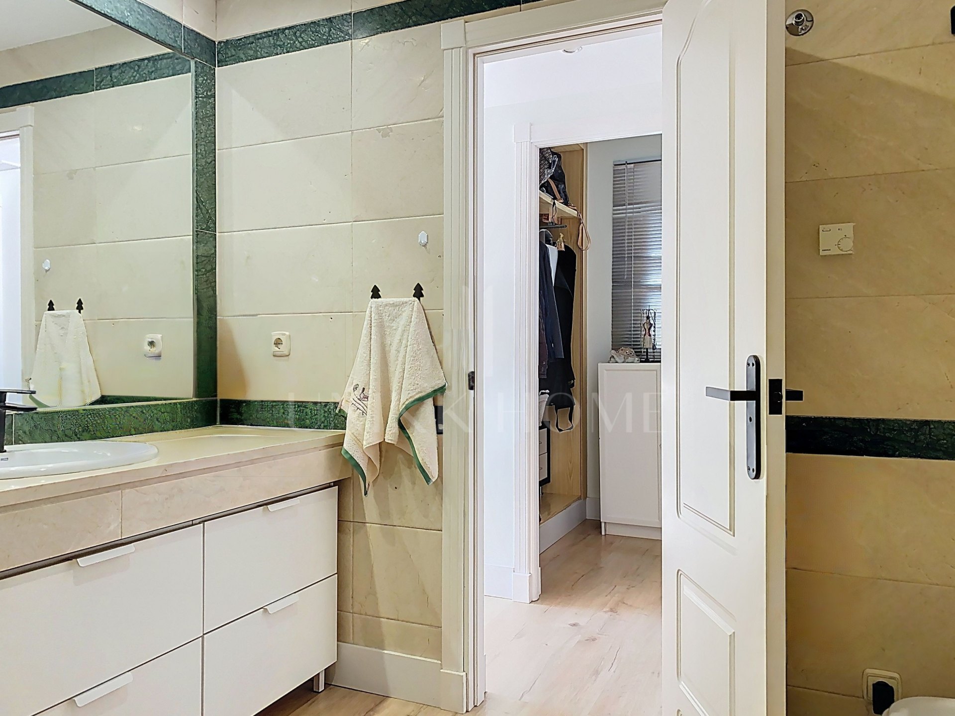 GRAN ADOSADO CON VISTAS AL GOLF Y AL MAR Y CON SÓTANO EXTRA - ESTEPONA GOLF