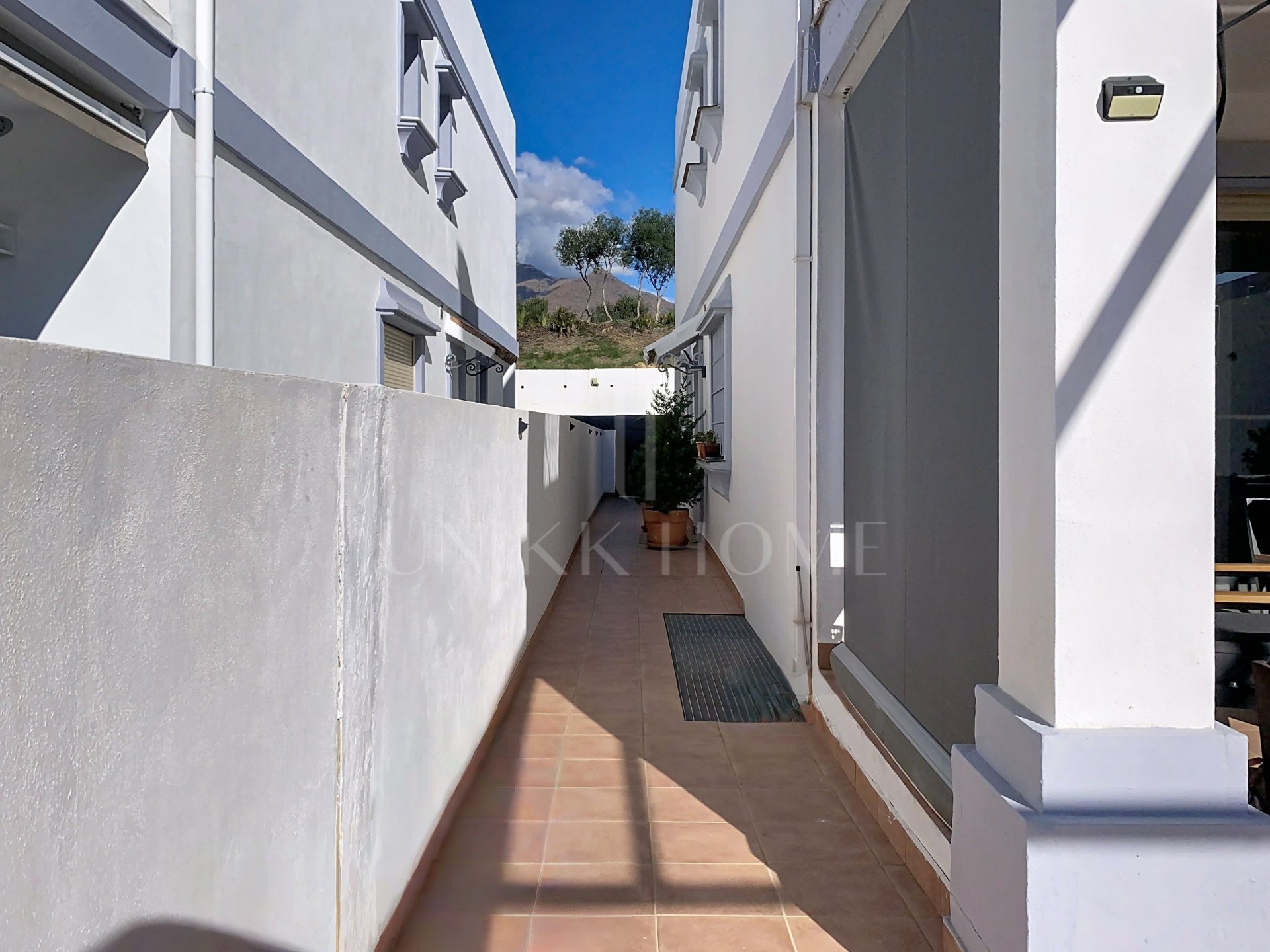 GRAN ADOSADO CON VISTAS AL GOLF Y AL MAR Y CON SÓTANO EXTRA - ESTEPONA GOLF