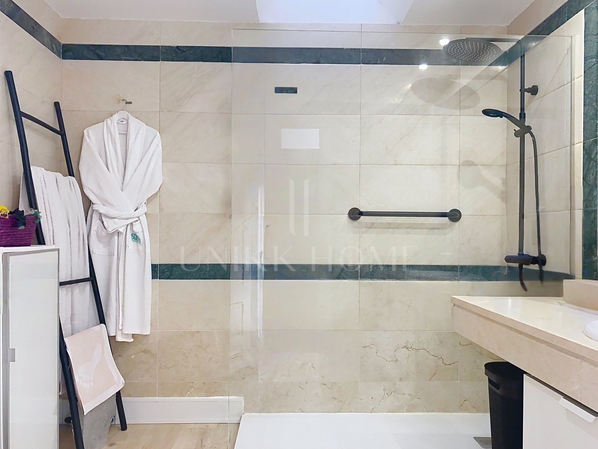 GRAN ADOSADO CON VISTAS AL GOLF Y AL MAR Y CON SÓTANO EXTRA - ESTEPONA GOLF