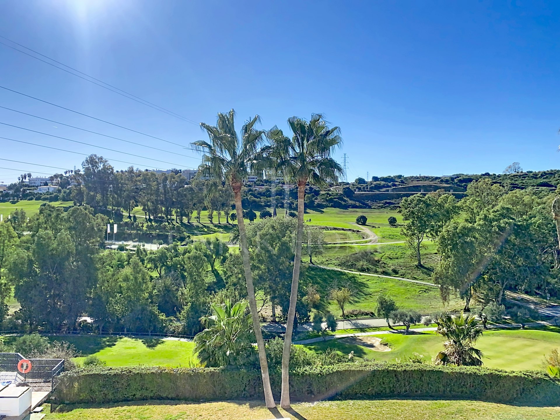 GRAN ADOSADO CON VISTAS AL GOLF Y AL MAR Y CON SÓTANO EXTRA - ESTEPONA GOLF