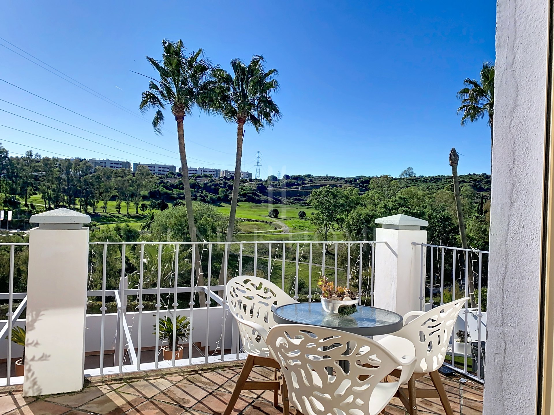 GRAN ADOSADO CON VISTAS AL GOLF Y AL MAR Y CON SÓTANO EXTRA - ESTEPONA GOLF