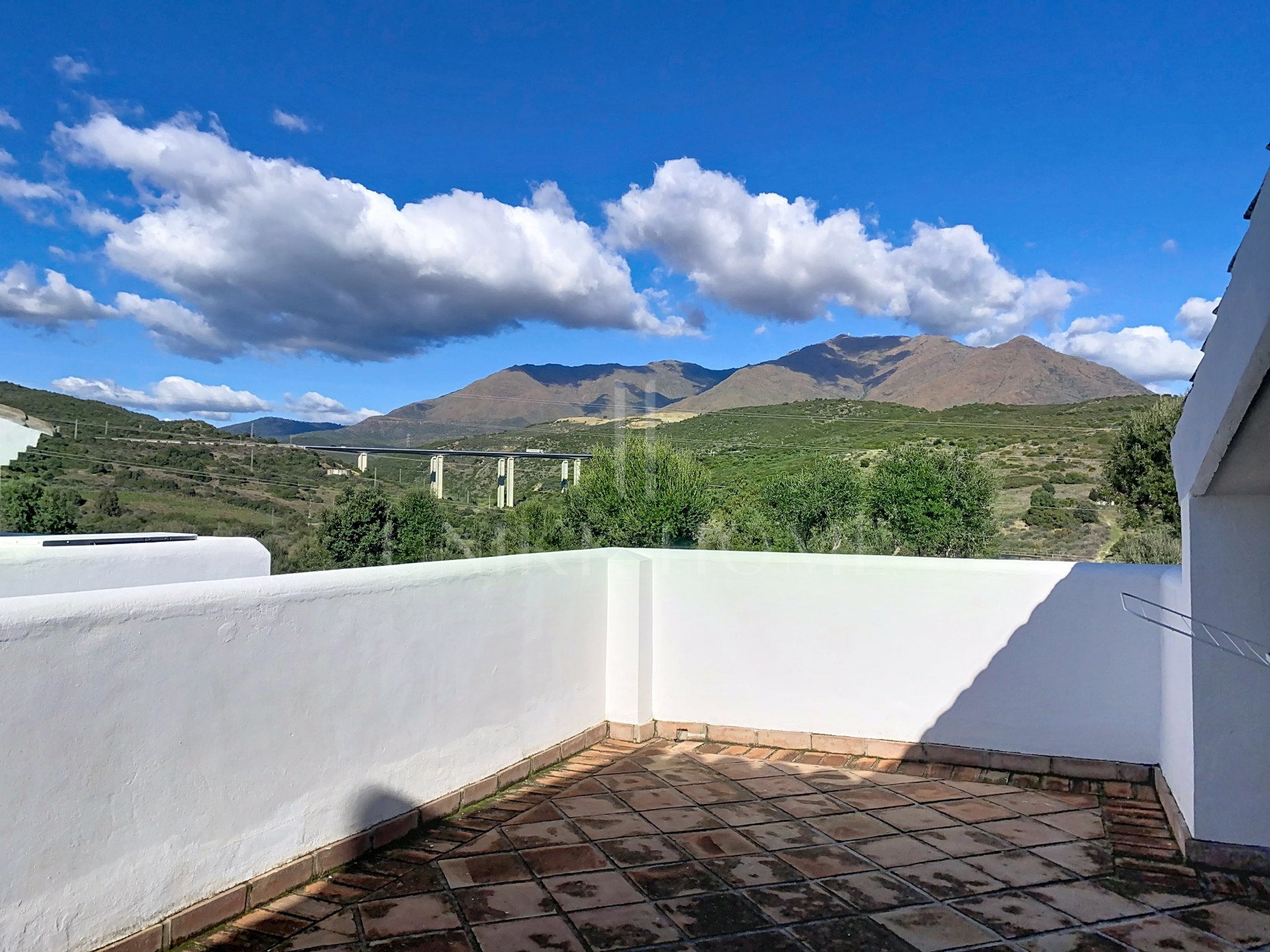 GRAN ADOSADO CON VISTAS AL GOLF Y AL MAR Y CON SÓTANO EXTRA - ESTEPONA GOLF