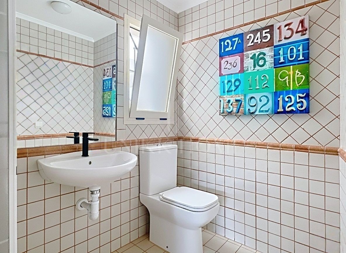 GRAN ADOSADO CON VISTAS AL GOLF Y AL MAR Y CON SÓTANO EXTRA - ESTEPONA GOLF