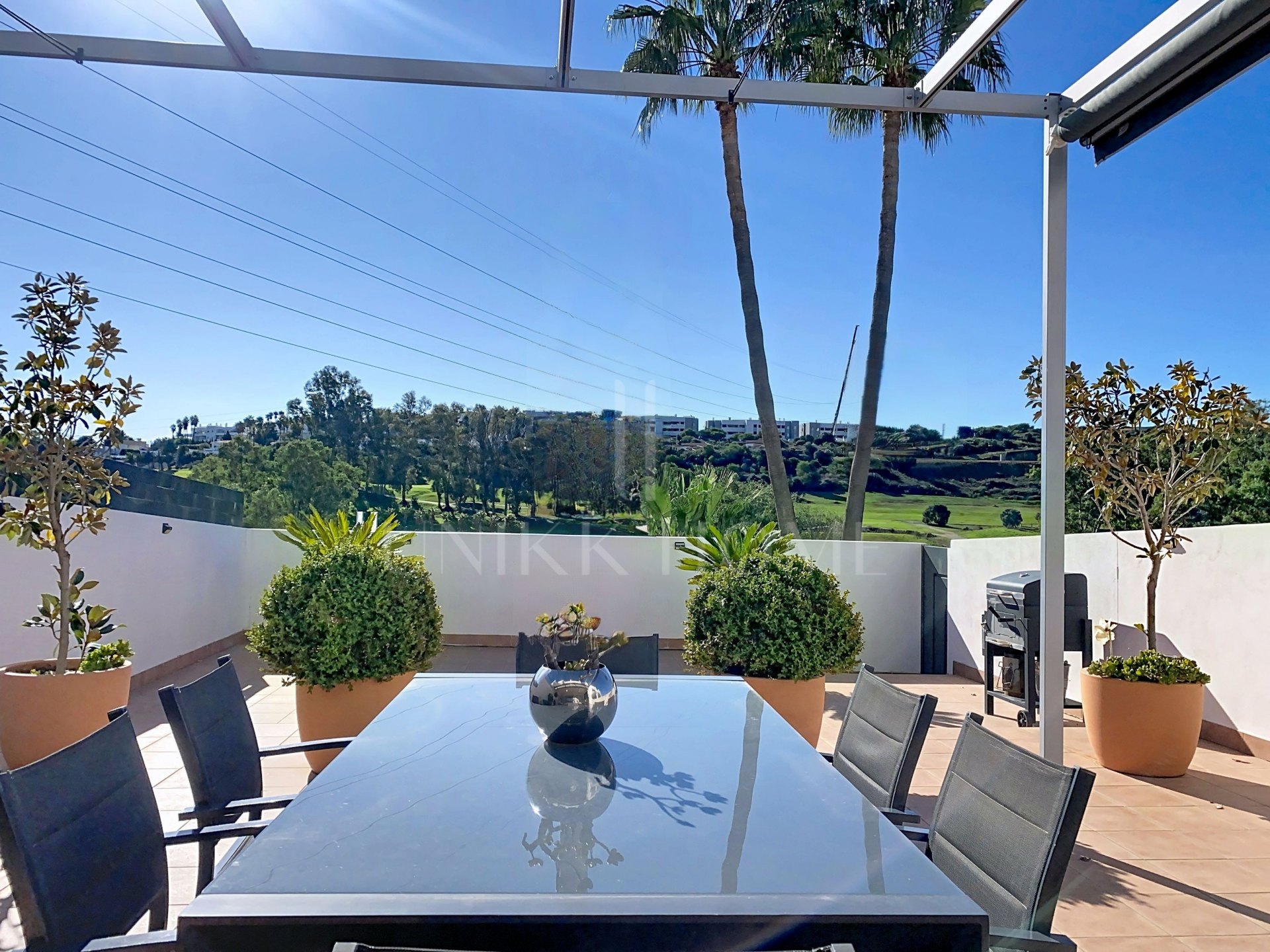 GRAN ADOSADO CON VISTAS AL GOLF Y AL MAR Y CON SÓTANO EXTRA - ESTEPONA GOLF