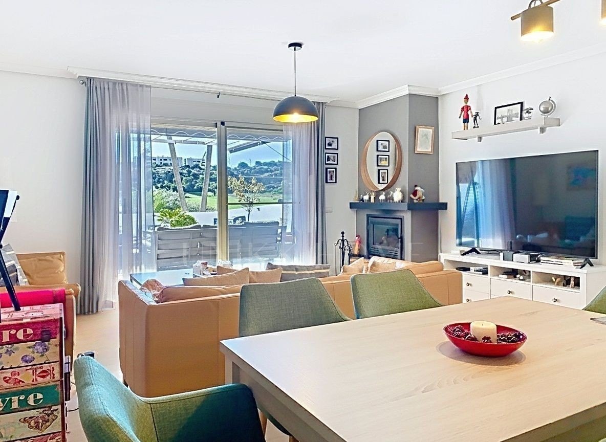 GRAN ADOSADO CON VISTAS AL GOLF Y AL MAR Y CON SÓTANO EXTRA - ESTEPONA GOLF