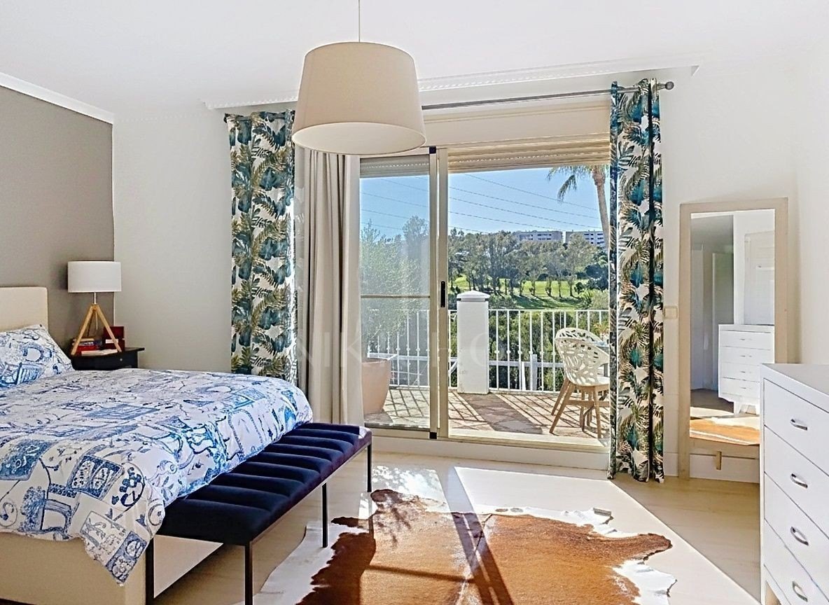 GRAN ADOSADO CON VISTAS AL GOLF Y AL MAR Y CON SÓTANO EXTRA - ESTEPONA GOLF