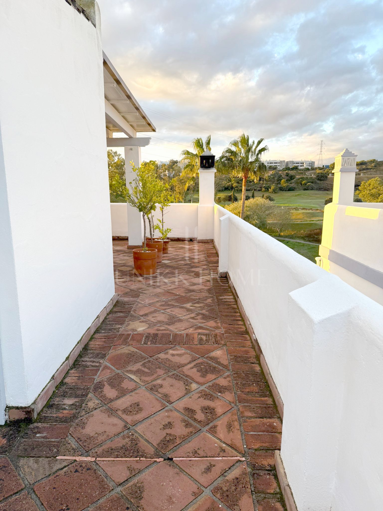 GRAN ADOSADO CON SÓTANO EXTRA EN ESTEPONA GOLF