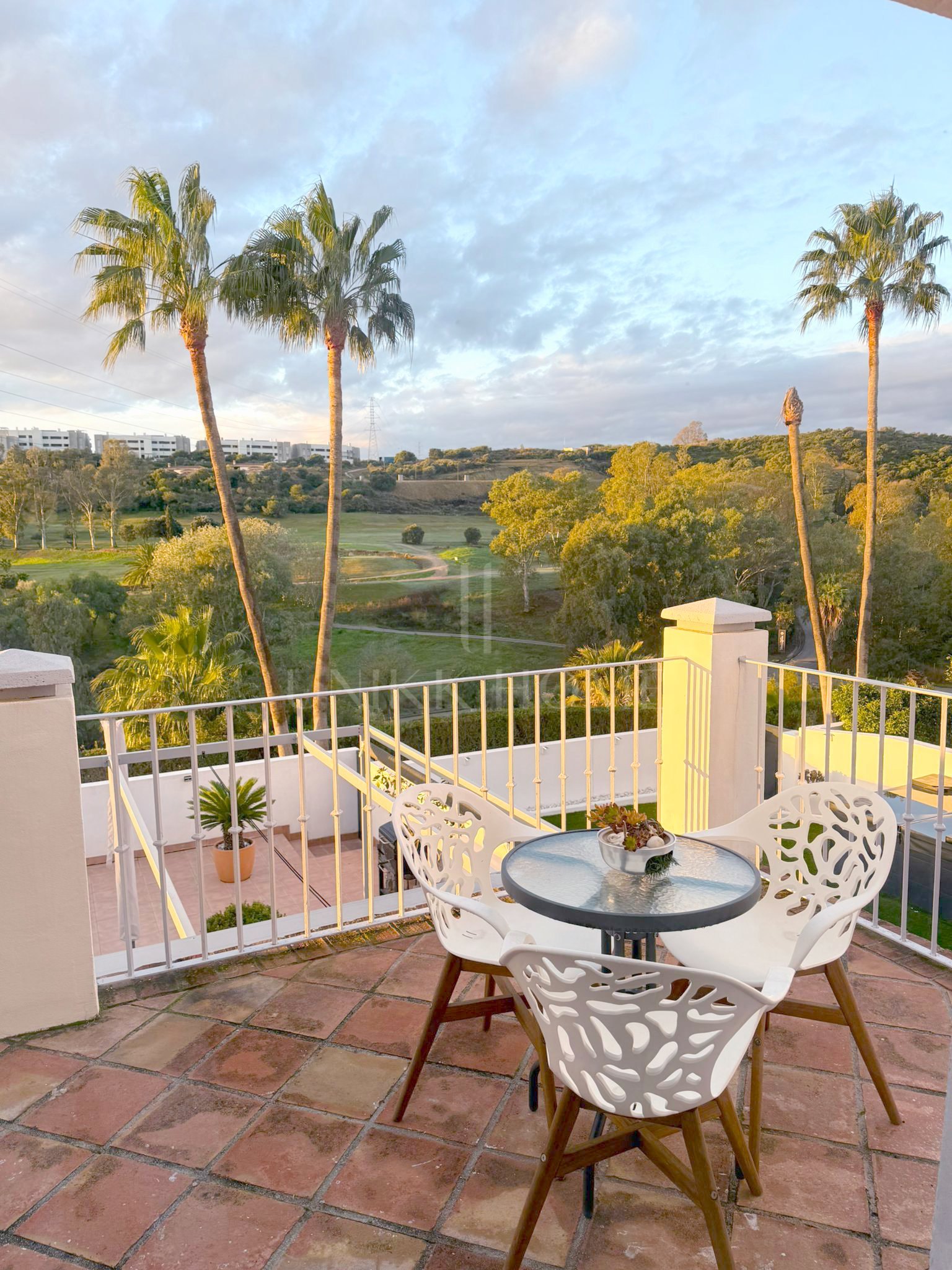 GRAN ADOSADO CON SÓTANO EXTRA EN ESTEPONA GOLF