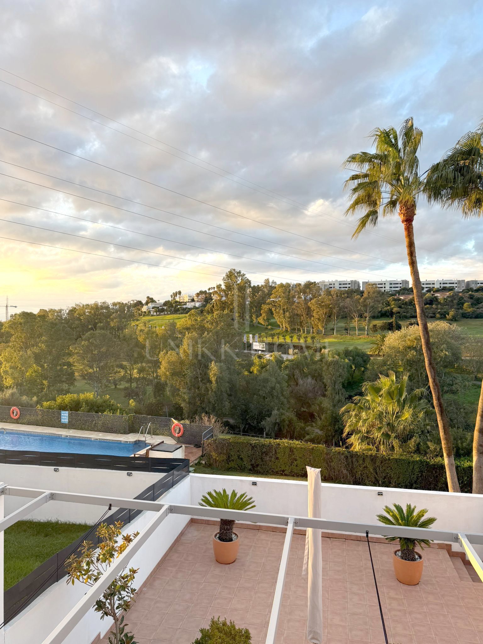 GRAN ADOSADO CON SÓTANO EXTRA EN ESTEPONA GOLF