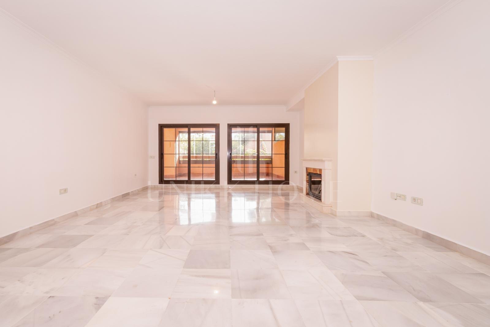 Amplio apartamento de cuatro dormitorios en Hacienda del Sol - Zona de playa de la Nueva Milla de Oro, Estepona Este