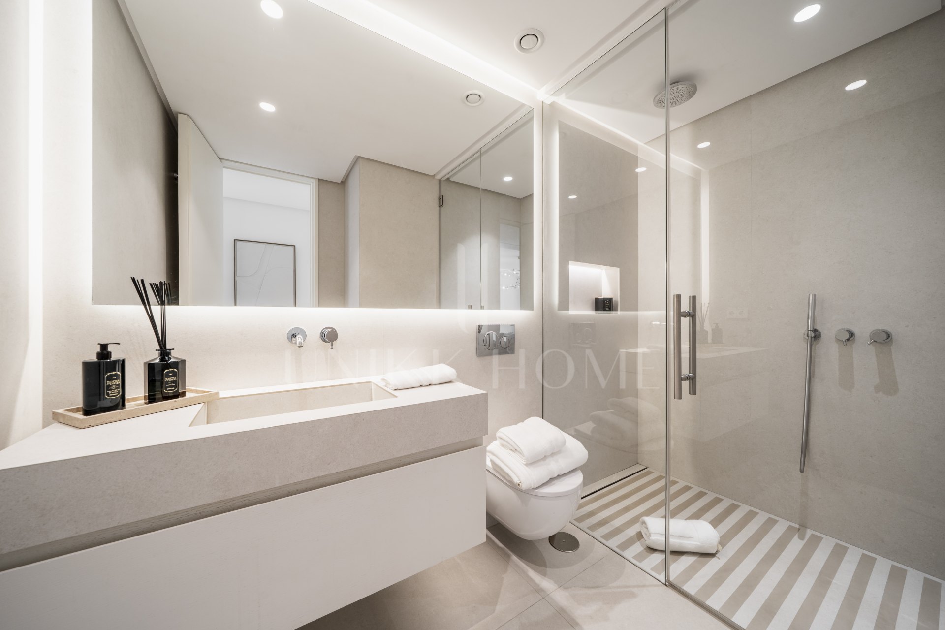 Ático dúplex moderno de 3 dormitorios en Cartuja del Golf - Nueva Milla de Oro de Estepona