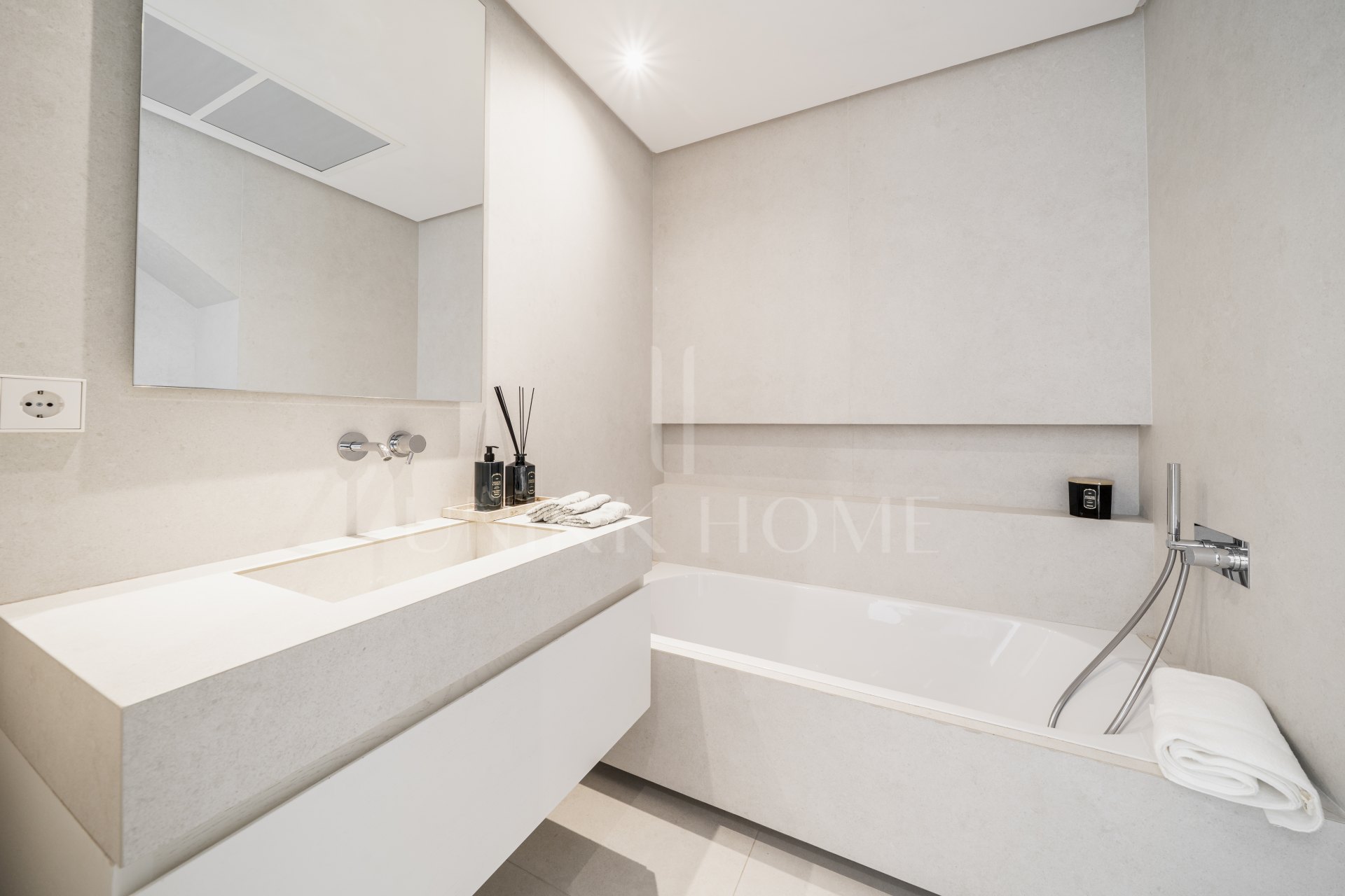 Ático dúplex moderno de 3 dormitorios en Cartuja del Golf - Nueva Milla de Oro de Estepona