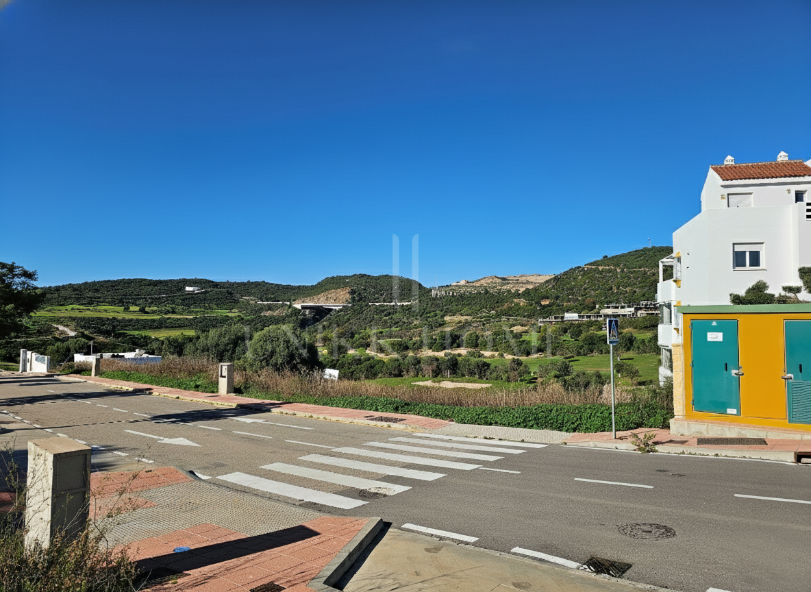 Parcela exclusiva para villa con vistas abiertas en Valle Romano Golf – Oeste de Estepona