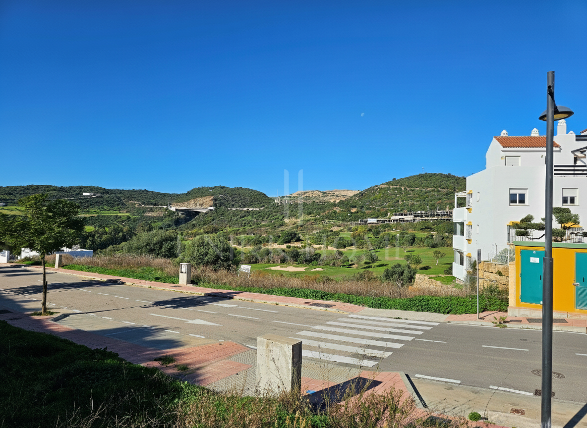 Parcela exclusiva para villa con vistas abiertas en Valle Romano Golf – Oeste de Estepona