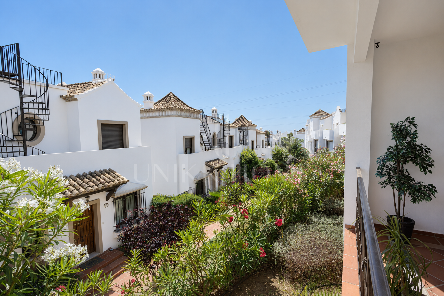 Amplia casa adosada con garaje para 3 coches - AZATA GOLF - ESTEPONA OESTE