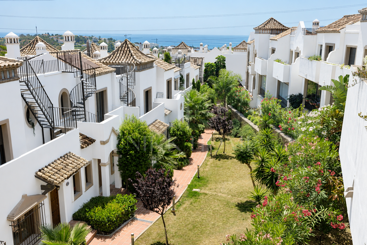 Amplia casa adosada con garaje para 3 coches - AZATA GOLF - ESTEPONA OESTE