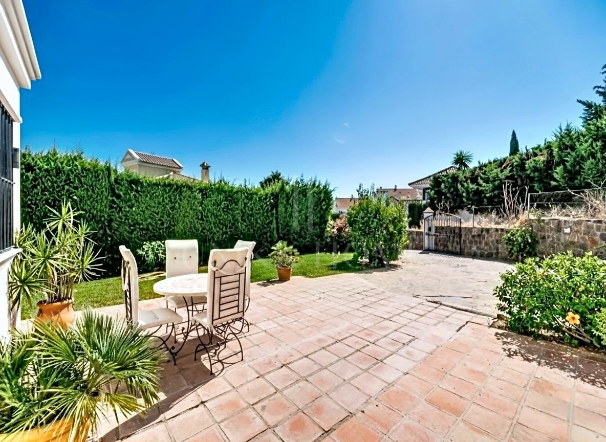 Elegante villa andaluza con encanto contemporáneo en Las Brisas - Nueva Andalucía, Marbella