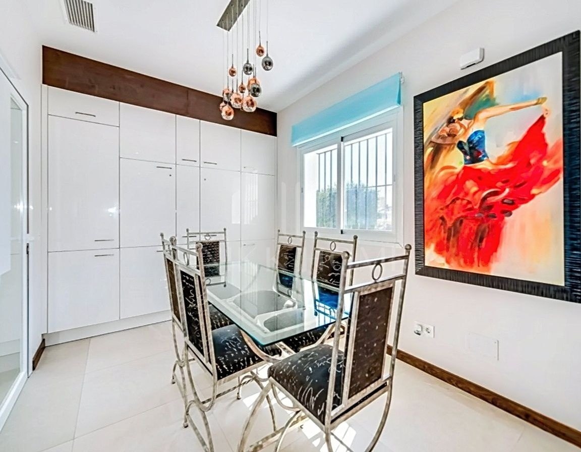 Elegante villa andaluza con encanto contemporáneo en Las Brisas - Nueva Andalucía, Marbella