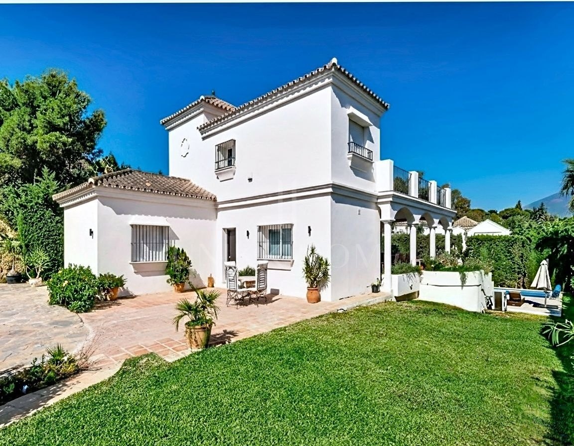 Elegante villa andaluza con encanto contemporáneo en Las Brisas - Nueva Andalucía, Marbella