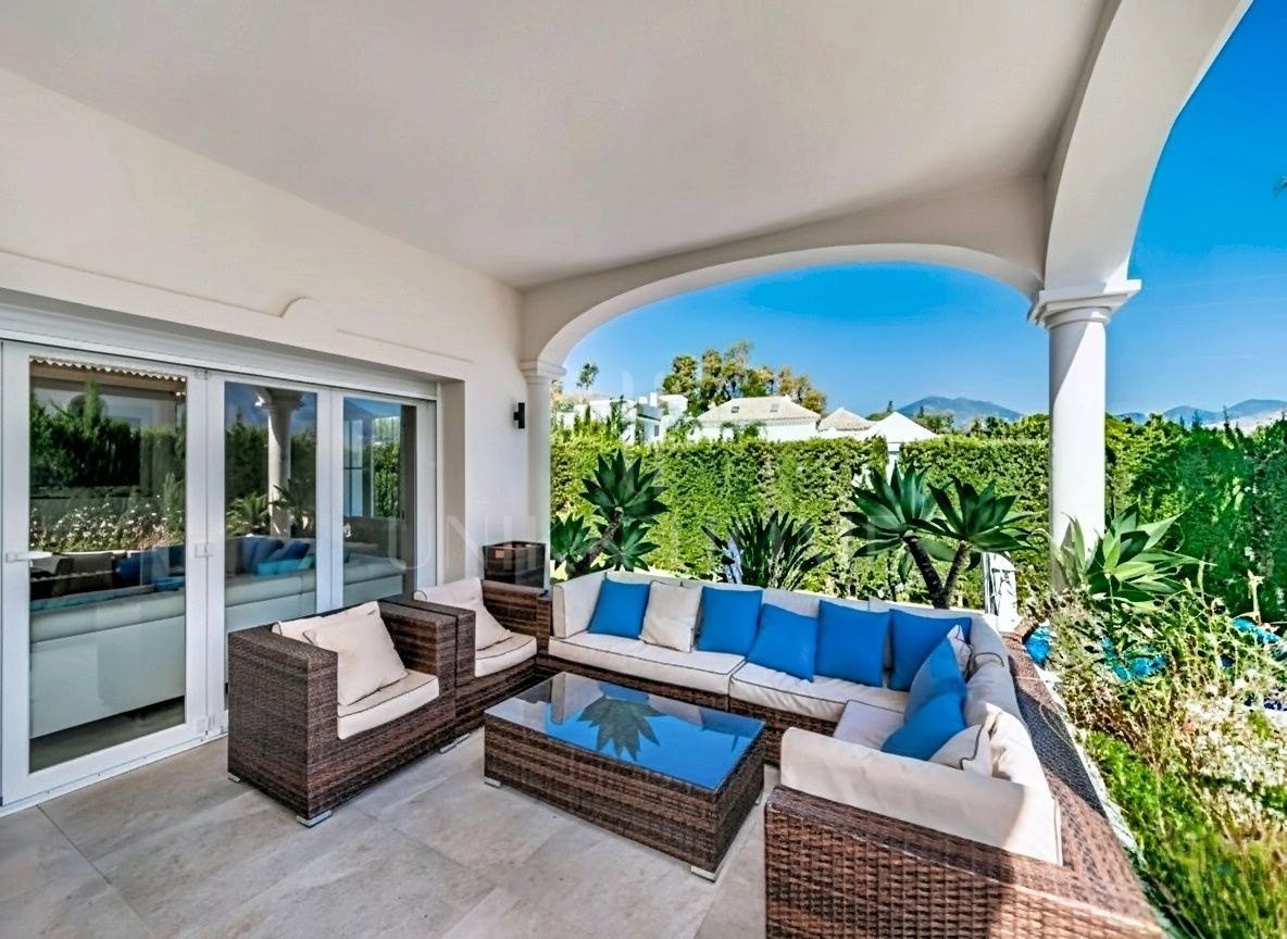 Elegante villa andaluza con encanto contemporáneo en Las Brisas - Nueva Andalucía, Marbella
