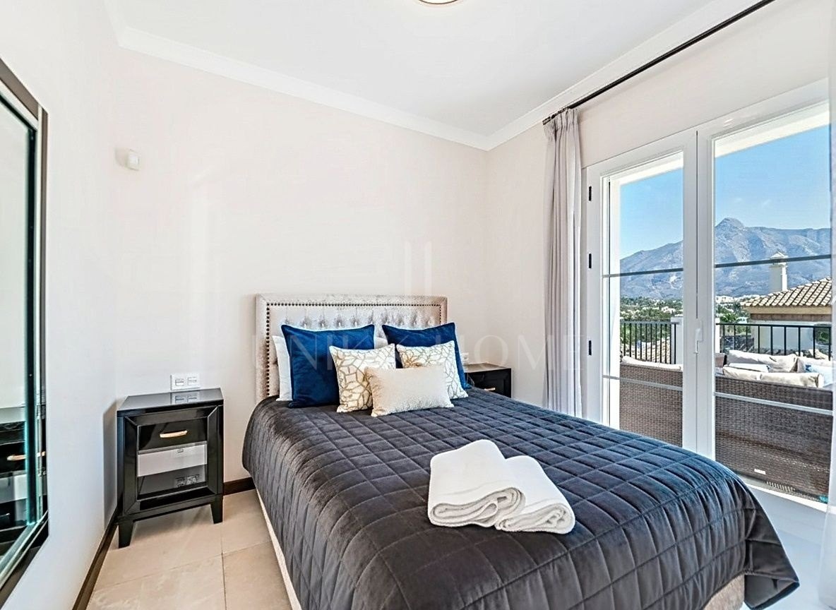 Elegante villa andaluza con encanto contemporáneo en Las Brisas - Nueva Andalucía, Marbella