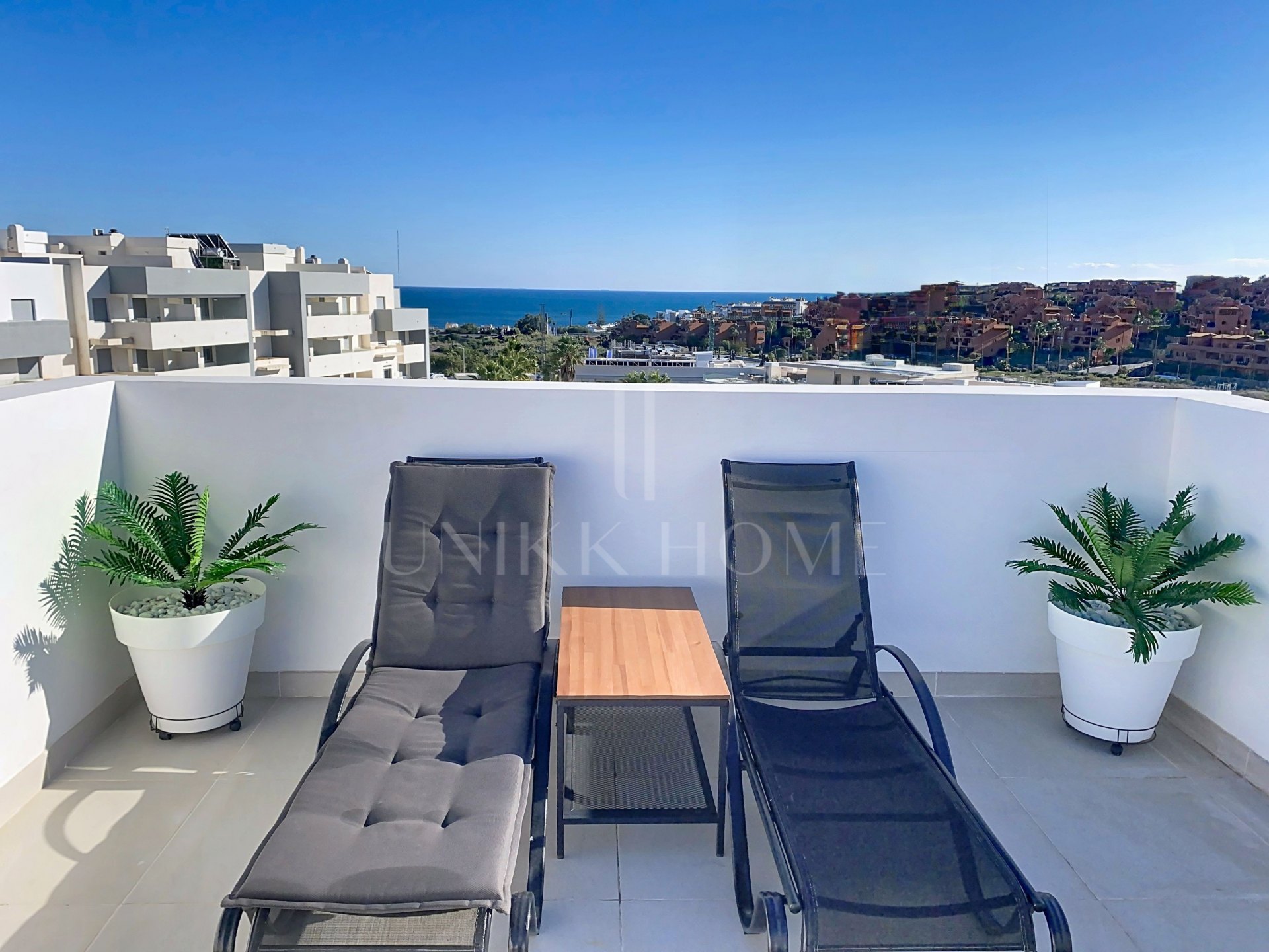 Ático con Vistas al Mar y Amplio Solárium - Oeste de Estepona