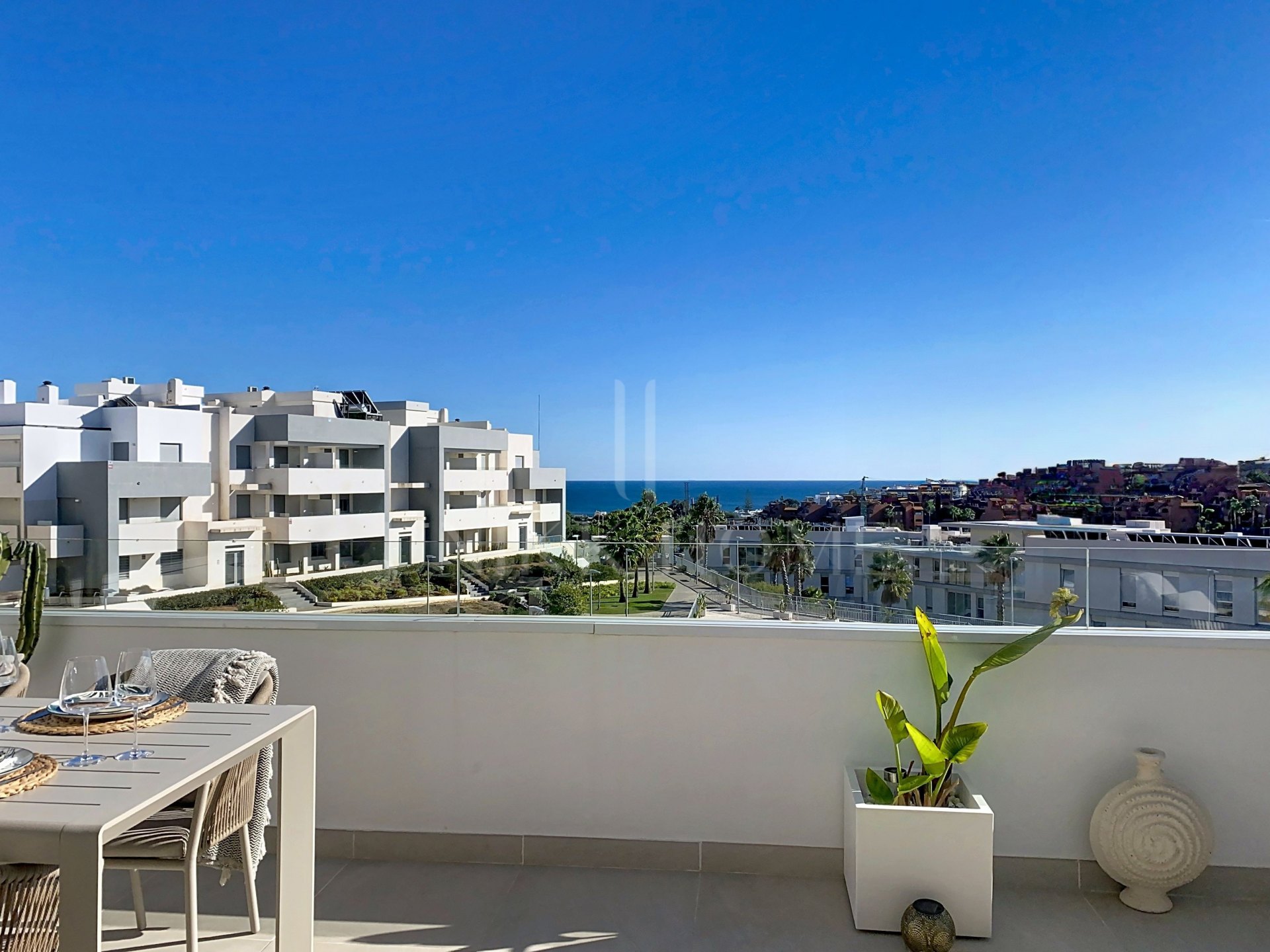 Ático con Vistas al Mar y Amplio Solárium - Oeste de Estepona