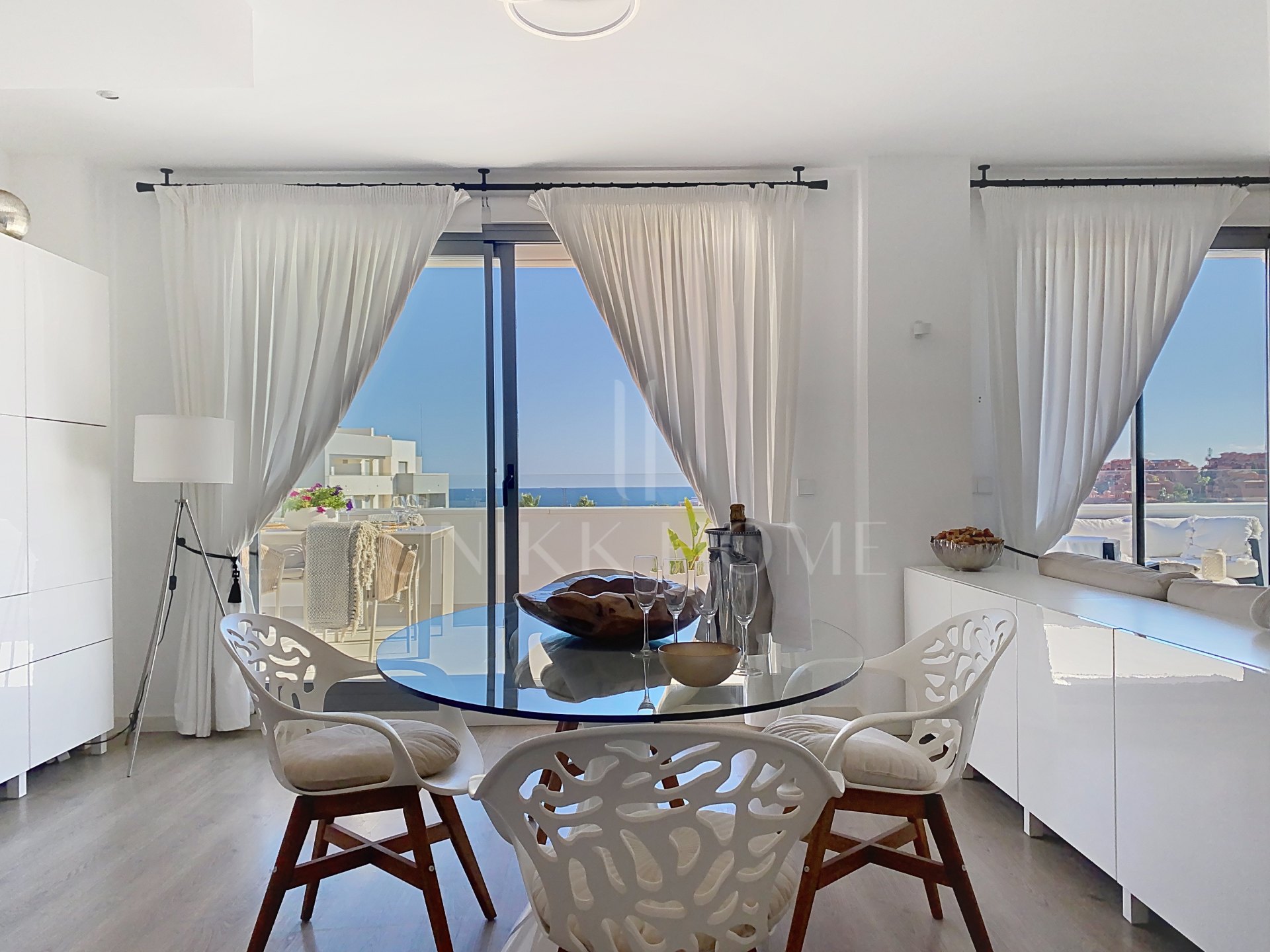 Ático con Vistas al Mar y Amplio Solárium - Oeste de Estepona