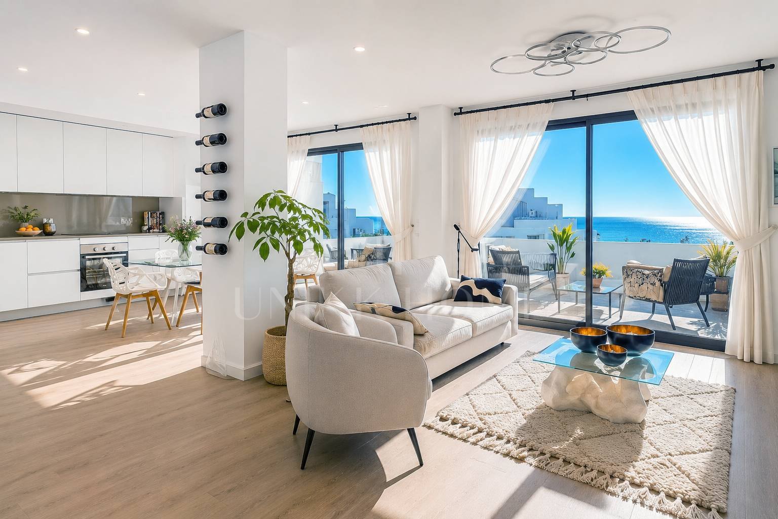 Ático con Vistas al Mar y Amplio Solárium - Oeste de Estepona