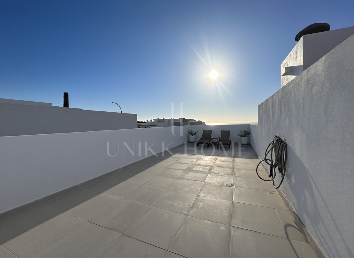 Ático con Vistas al Mar y Amplio Solarium - Estepona Oeste