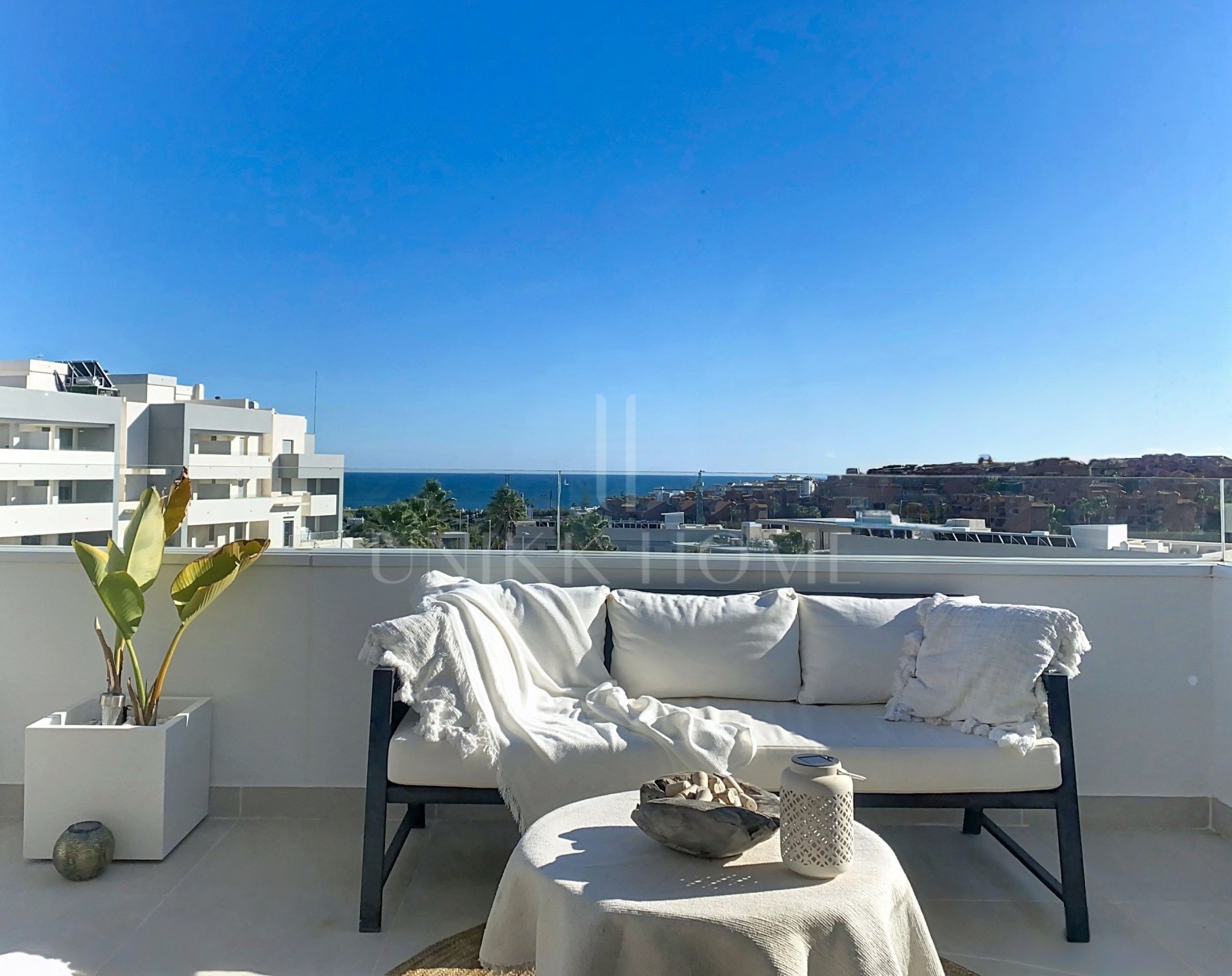 Ático con Vistas al Mar y Amplio Solárium - Oeste de Estepona
