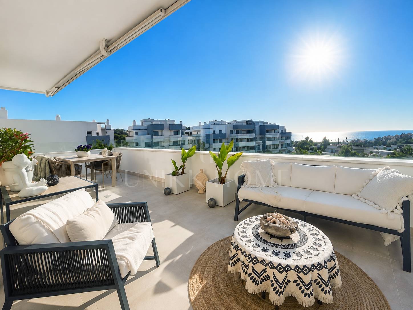 Ático con Vistas al Mar y Amplio Solárium - Oeste de Estepona