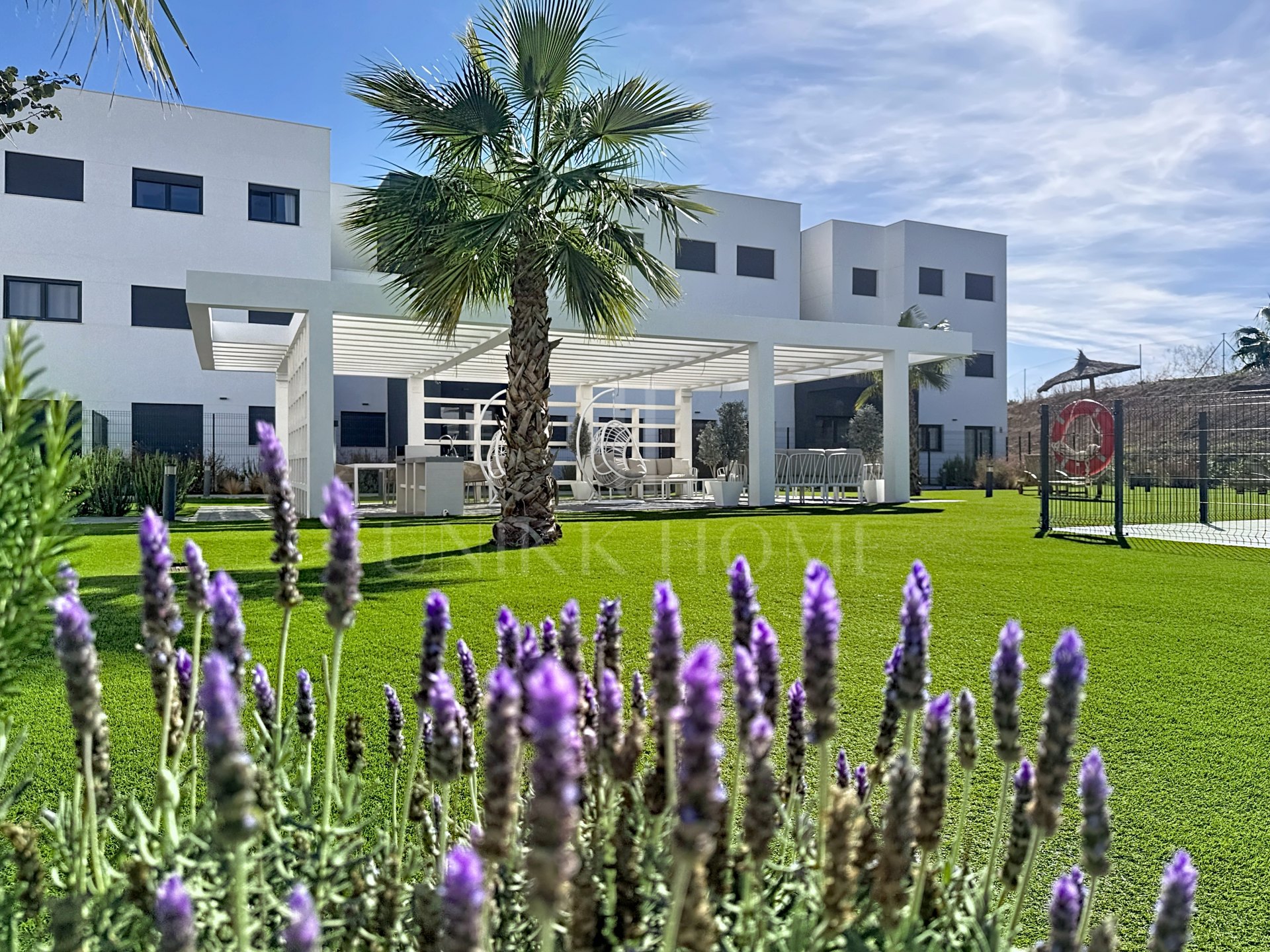 Modern apartment ready to move in – with sea views and within walking distance to the beach – West Estepona area