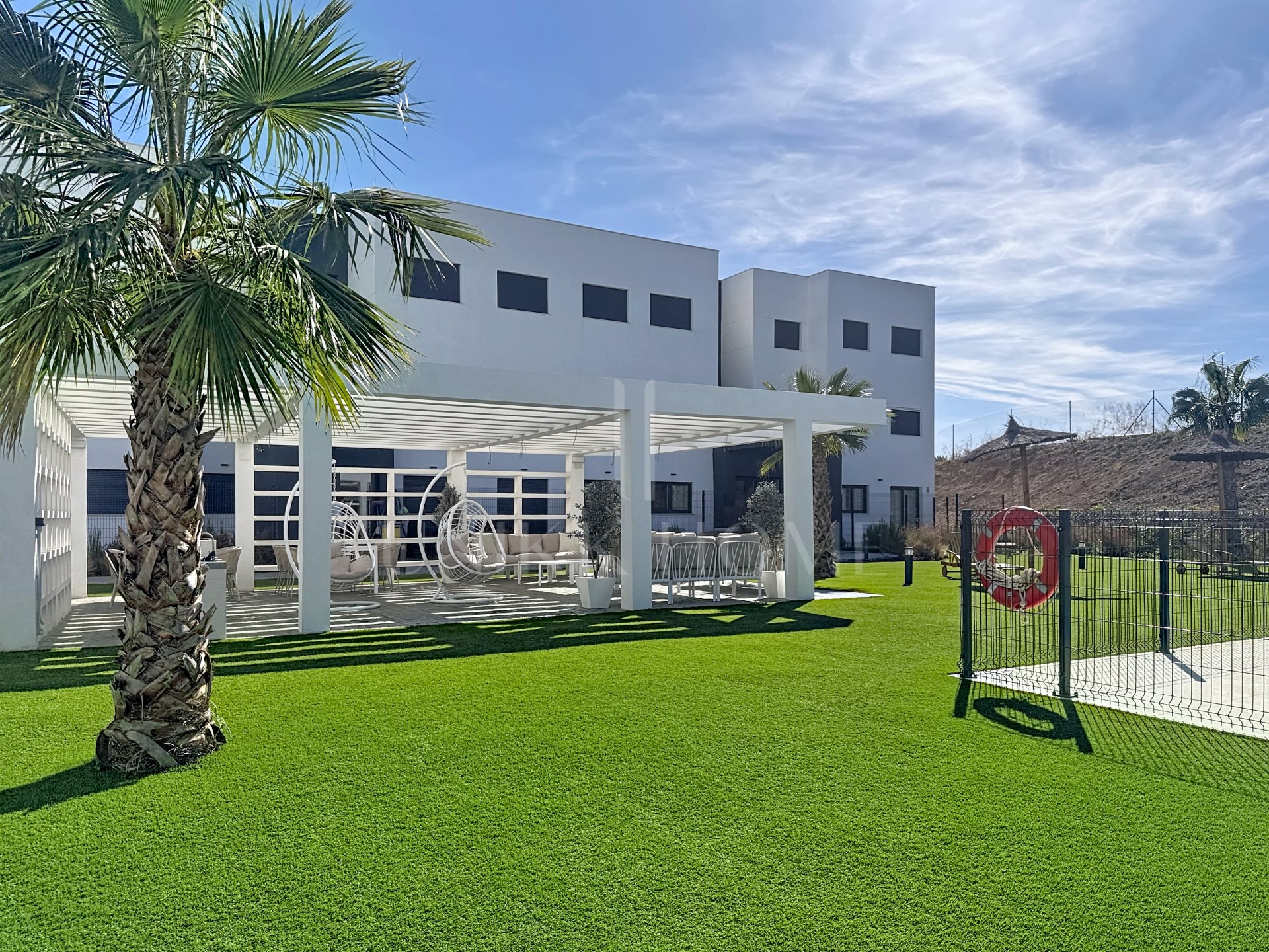 Modern apartment ready to move in – with sea views and within walking distance to the beach – West Estepona area